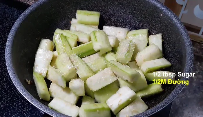Thêm ½ muỗng canh hạt nêm chay và ½ muỗng canh đường vào xào cùng.