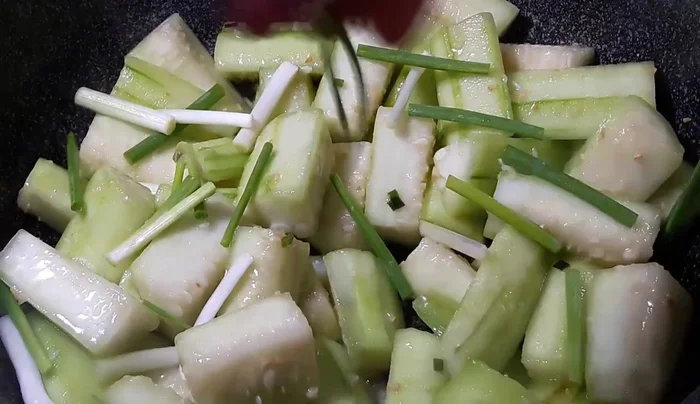 Cho phần đầu hành lá vào xào cùng.