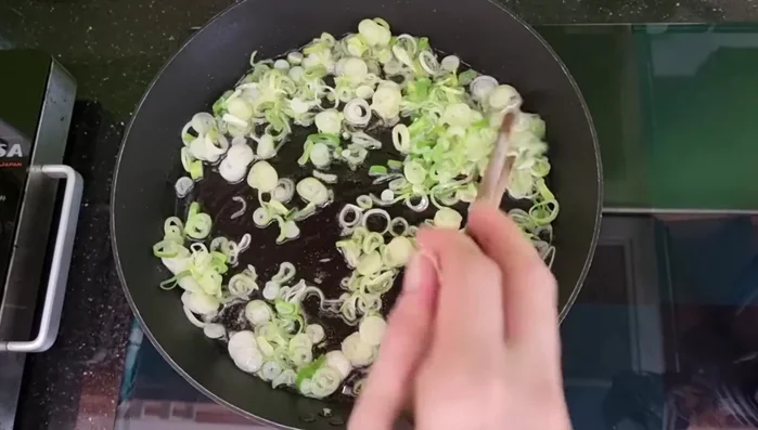 Phi thơm tỏi hoặc hành tím (nếu dùng).