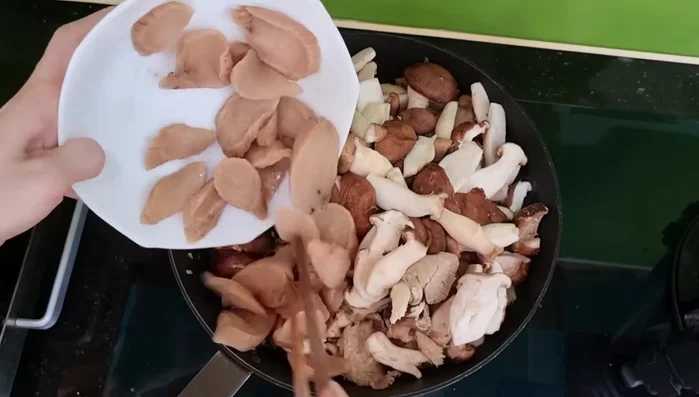 Thêm củ cải muối vào xào cùng.