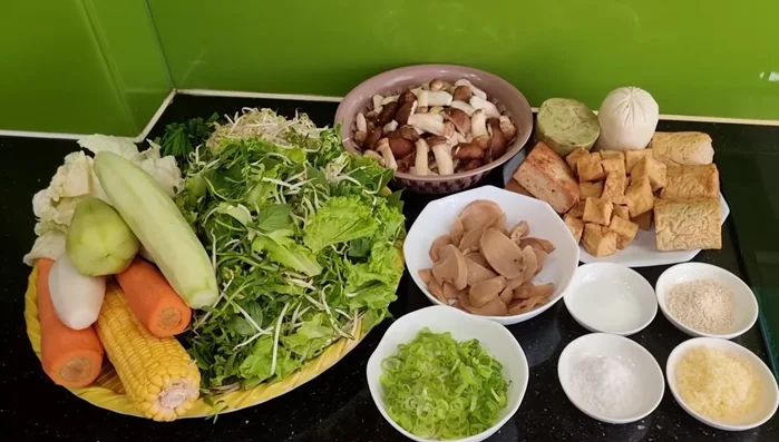 Chuẩn bị nước dùng chay với các loại củ quả như mướp, bắp để nước dùng thêm thơm.