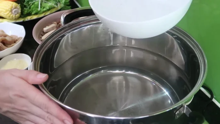 Thêm nước dừa để nước dùng có vị ngọt tự nhiên.