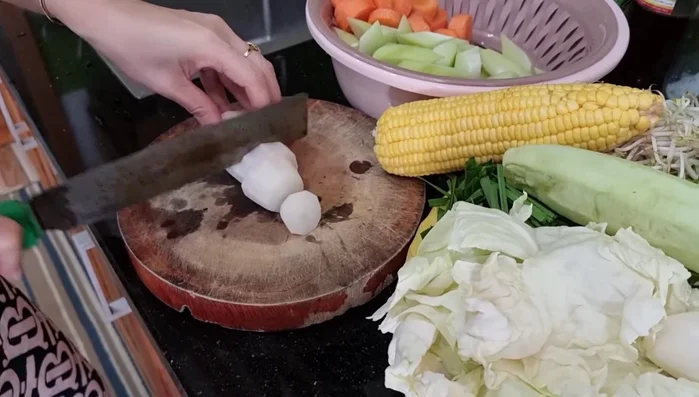 Sơ chế củ cải trắng, cắt nhỏ vừa ăn.