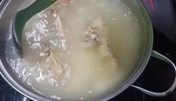 Đun sôi, sau đó hạ lửa nhỏ, đậy vung ninh cháo khoảng 20 phút, thỉnh thoảng đảo đều để cháo không bị bén nồi. (106.39)