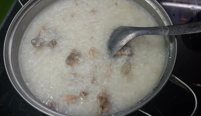 Khi cháo chín nhừ, cho tim cật đã xào vào, nêm nếm gia vị (muối, hạt nêm, nước mắm, dầu hào), đun thêm 10-20 phút cho tim cật chín và ngấm gia vị. (248.63, 454.04)