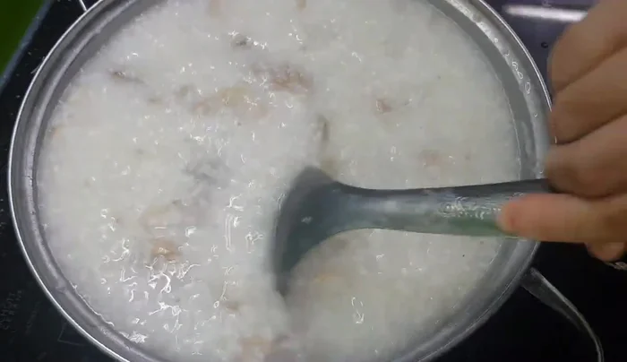 Cho tim cật vào chảo với ít dầu ăn, xào thơm. (319.68)