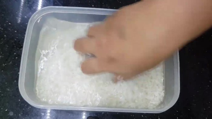 Ngâm gạo tẻ khoảng nửa tiếng cho mềm rồi rửa sạch. (2.79)