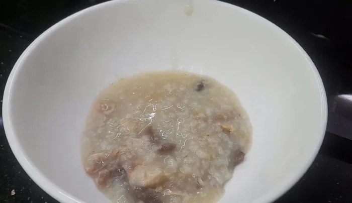 Múc cháo ra bát, thêm hành lá xắt nhỏ, tiêu xay lên trên. (495.79)
