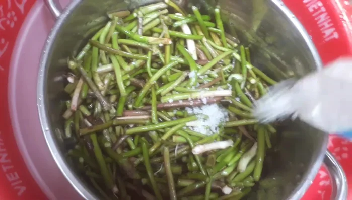 Luộc ngó khoai qua nước sôi khoảng vài phút, vớt ra để ráo nước.