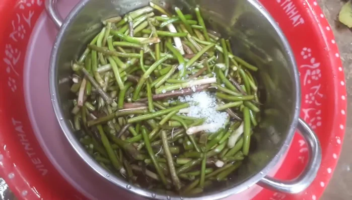 Cho ngó khoai vào nồi, thêm nước, muối, đun sôi.