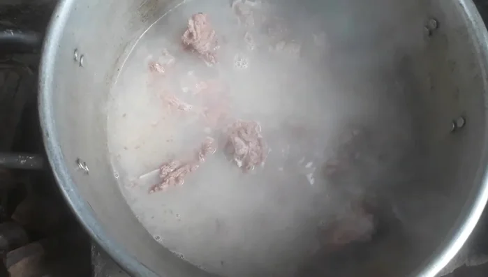 Nêm nếm gia vị cho vừa ăn (nước mắm, muối).