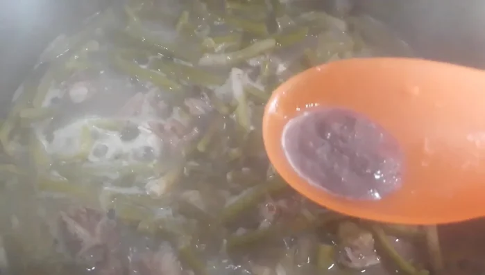 Cho mắm tôm vào khi canh đã gần chín.