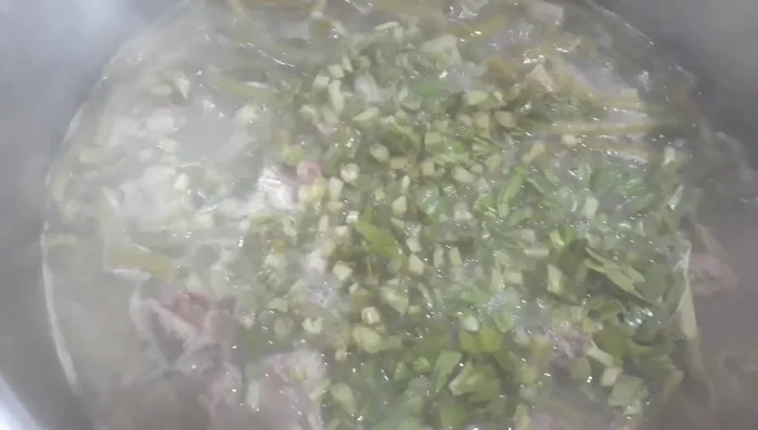 Thêm rau ngổ thái nhỏ vào, tắt bếp.