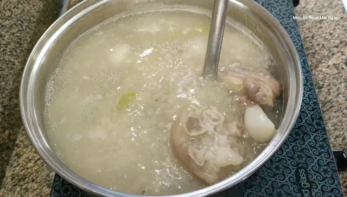 Sau 30 phút, cho nấm rơm và cà rốt vào.