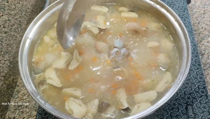 Nấu thêm 25 phút, cho hành lá, ngò rí vào.