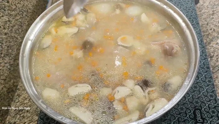 Nấu thêm 5-7 phút nữa, tắt bếp.
