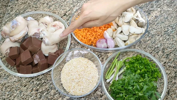 Làm sạch chân giò heo, chần qua nước sôi rồi rửa lại. Cắt cà rốt thành hạt lựu.