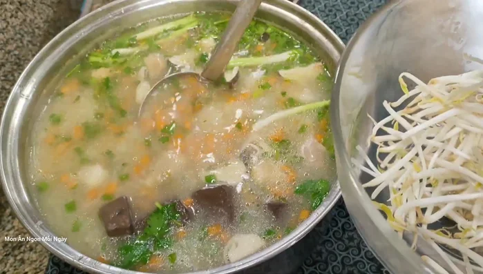 Múc cháo ra tô, dùng kèm nước mắm chấm.