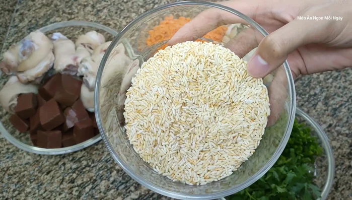 Rang gạo cho vàng để cháo thơm hơn (tùy sở thích).