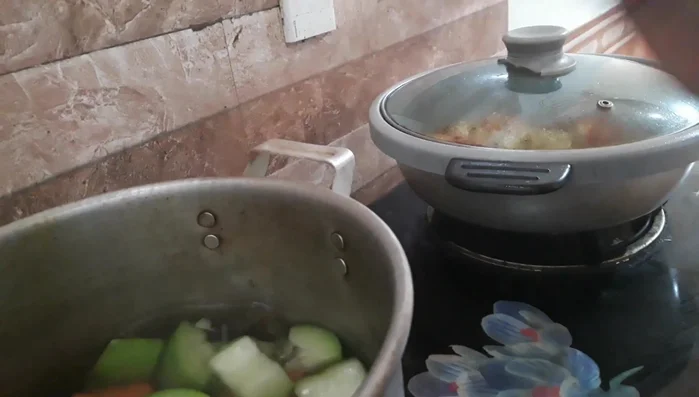 Cho thêm 1-2 miếng cà rốt vào luộc cùng để tăng thêm màu sắc và hương vị cho món ăn.