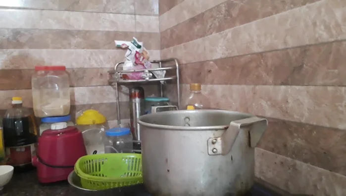 Luộc bí đến khi chín mềm. (Quan sát bí chuyển sang màu xanh đậm là được)