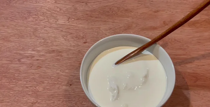 Trộn 200g kem tươi, 300g sữa chua, 2 muỗng canh đường.