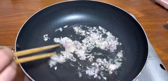 Làm nhân bánh: xào hành tím, thịt lợn xay, mộc nhĩ, hành lá, rau mùi (200.939)