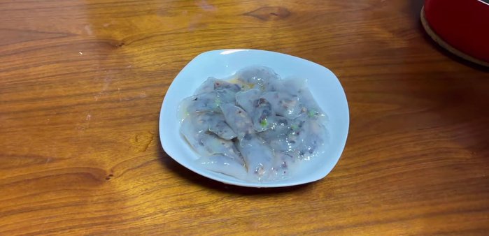 Trình bày bánh ra đĩa, chan nước chấm và thưởng thức (619.33)