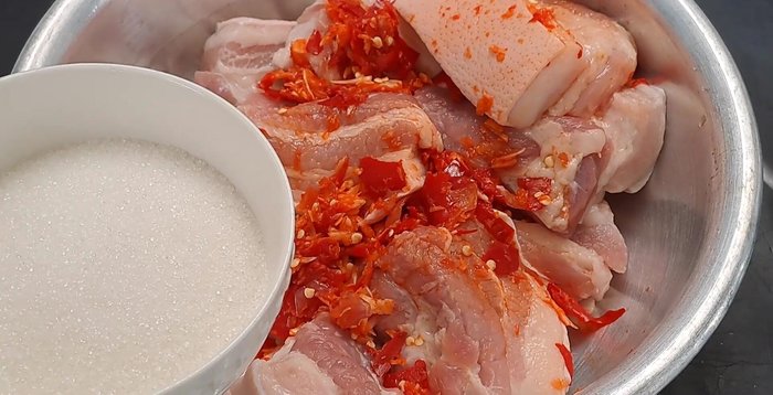 Cho thịt vào thau, ướp với hỗn hợp tỏi ớt đã giã, 120g đường, 1/2 muỗng canh bột ngọt, 2 muỗng canh nước màu đường, 2 muỗng canh nước mắm. Trộn đều và để ướp ít nhất 1 tiếng (tốt nhất 3 tiếng).