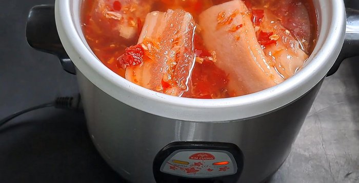 Bật chế độ nấu cơm của nồi cơm điện. Kho thịt không đậy nắp, dùng giấy nến hoặc giấy A4 đậy phía trên để tránh bị khô. Kho khoảng 30 phút.