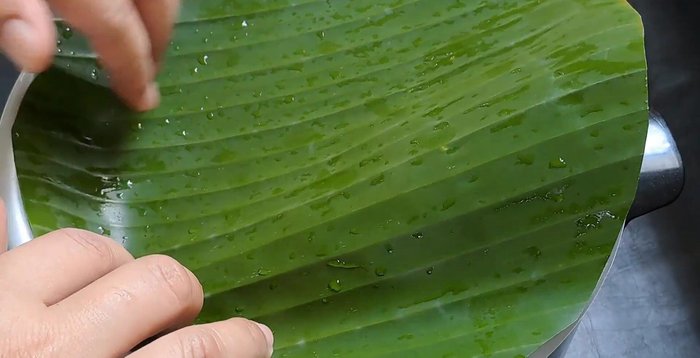 Luộc 5 quả trứng với 1/2 muỗng canh muối và nước ngập trứng khoảng 7 phút, sau đó ngâm vào nước đá để dễ lột vỏ.