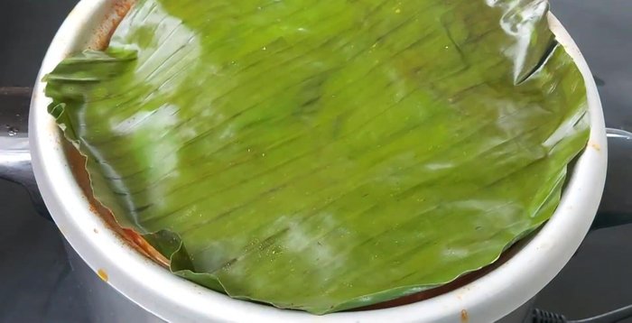 Đậy lá chuối lại và nấu thêm 20 phút. Thêm 500ml nước sôi, nấu thêm 30 phút nữa.