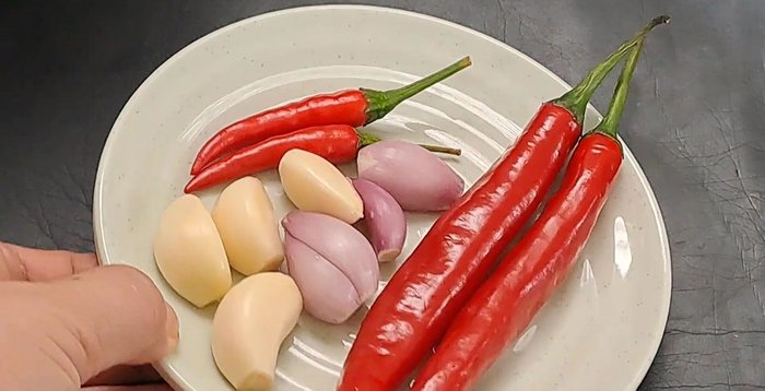 Giã nhuyễn 2 trái ớt sừng, 2 trái ớt hiểm, 4 tép tỏi và 4 củ hành tím (khoảng 100g).