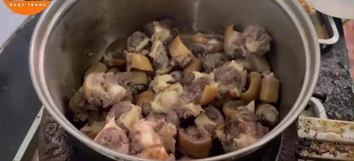 Cho nước vào nồi, ngập mặt đuôi bò. Ninh khoảng 1 tiếng rưỡi đến 2 tiếng cho đuôi bò mềm.