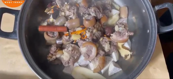 Cho khoai môn hoặc củ sen vào nồi, ninh cùng cho đến khi chín.