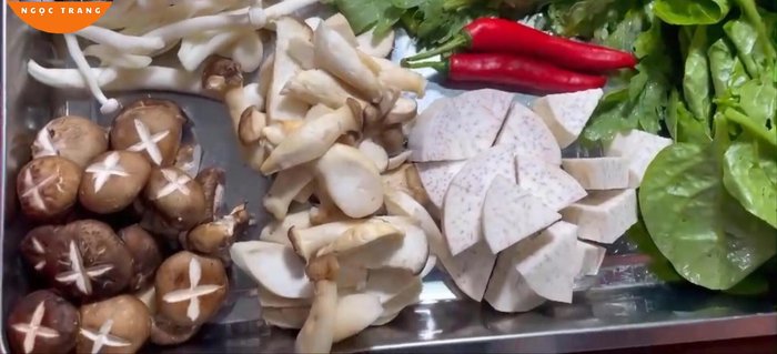 Chuẩn bị rau ăn kèm (nấm, mùng tơi, rau cải, rau muống...).