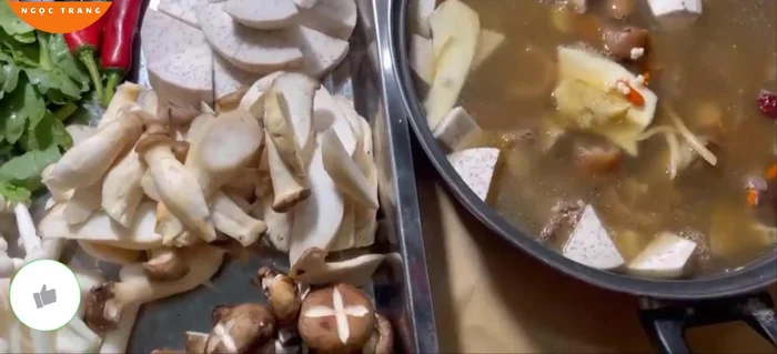 Đun sôi lẩu, cho rau và mì vào.