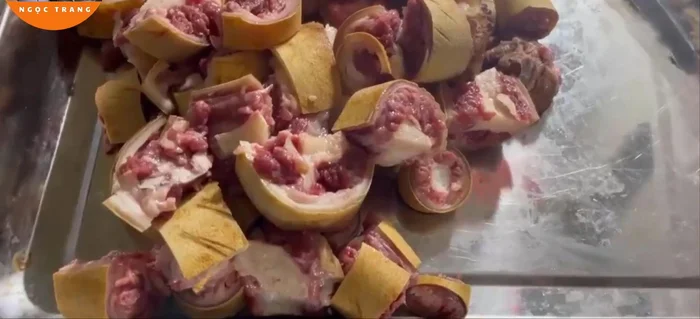 Chặt đuôi bò thành từng miếng vừa ăn.