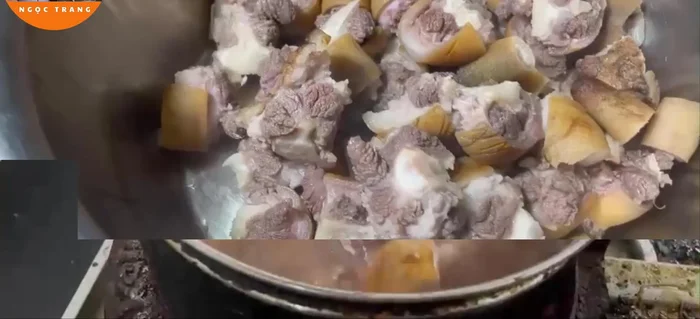 Rửa sạch đuôi bò sau khi trần.