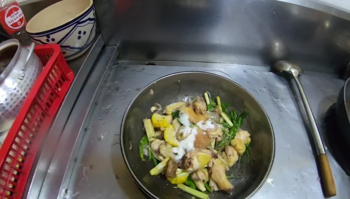 Thêm chanh tươi: Cho thêm chanh tươi vào để tăng thêm hương vị chua cay.
