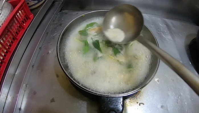 Thành phẩm: Trình bày lẩu gà chanh ớt ra nồi lẩu, ăn nóng cùng với rau nhút và nấm.