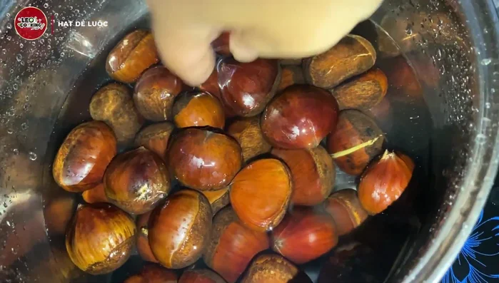Cho hạt dẻ vào nồi, thêm một ít muối để tăng hương vị.