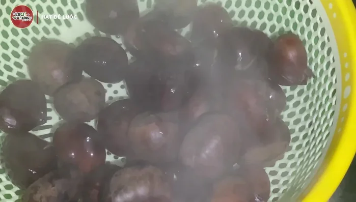 Vớt hạt dẻ ra để ráo nước.