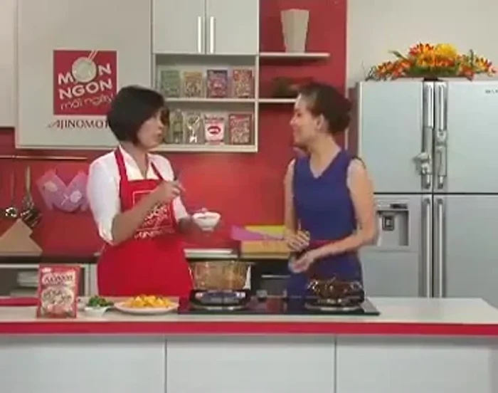 Cho đậu phộng đã giã vào nồi canh.