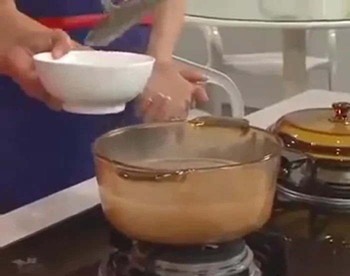 Nấu đậu phộng khoảng 15 phút cho mềm.
