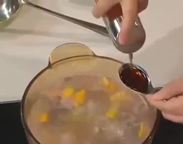 Nêm 1 muỗng canh nước mắm vào cuối cùng.