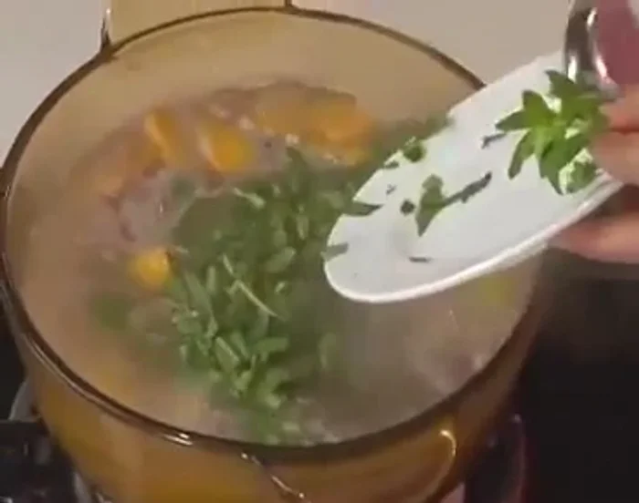 Tắt bếp, cho ngò gai và rau ôm vào, múc canh ra tô.