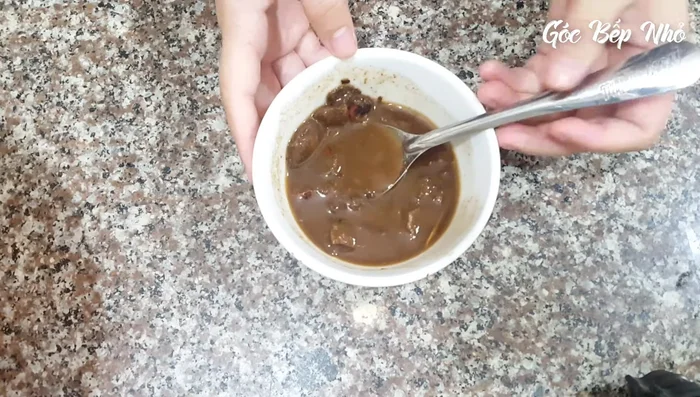 Lược nước cốt me qua rây.