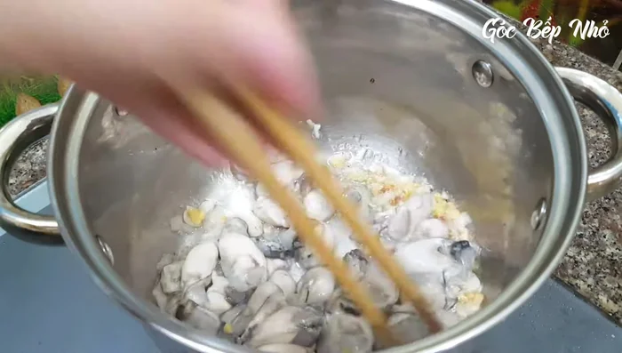 Cho hàu vào xào khoảng 3 phút cho săn lại.