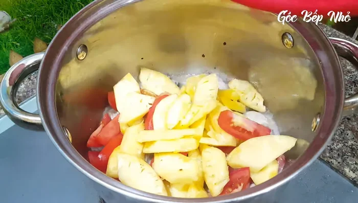 Thêm cà chua và dứa vào xào 2 phút cho chín tái.